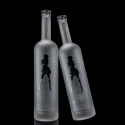 Bouteille de vodka en verre 750 ml 500 ml à imprimer à la décoloration avec conception glacée et matériau de base