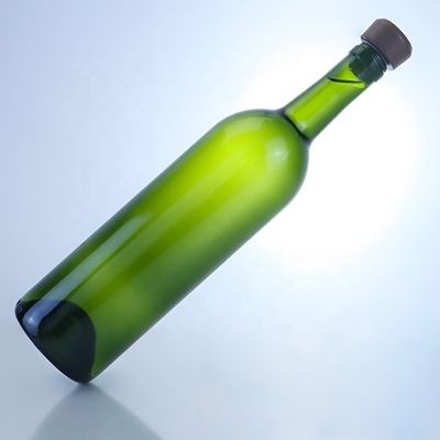 Bouteille en verre vert antique de 700 ml pour les spiritueux Rum Gin huile et bière Matériau de base verre