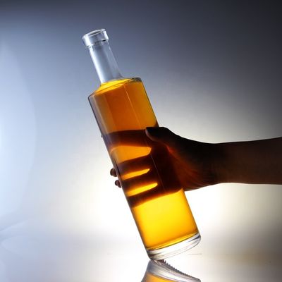 Bouteille en verre de vodka de 750 ml avec liège et cylindre unique