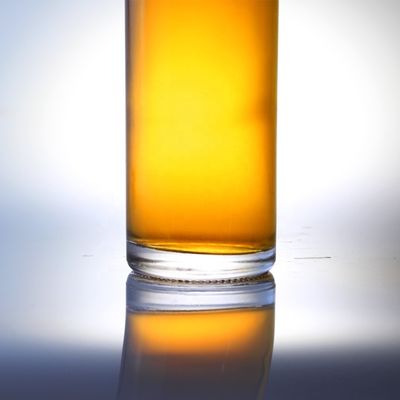 Bouteille en verre de vodka de 750 ml avec liège et cylindre unique
