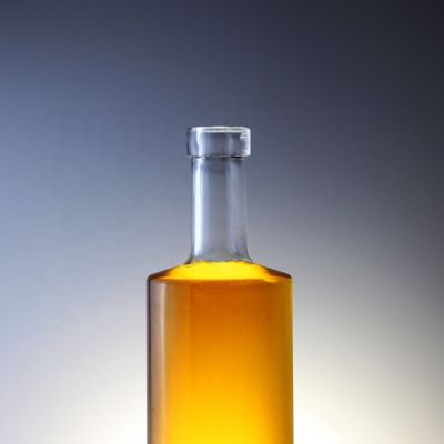 Bouteille en verre de vodka de 750 ml avec liège et cylindre unique