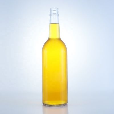 Une bouteille de verre de 1 litre, parfaite pour le col de vodka.