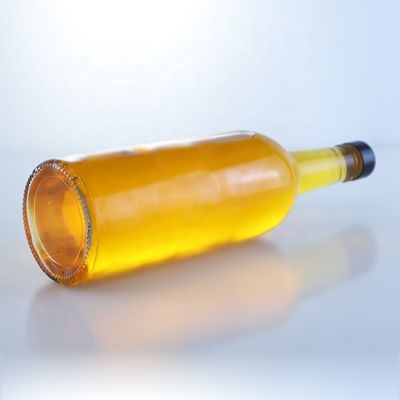 Une bouteille de verre de 1 litre, parfaite pour le col de vodka.