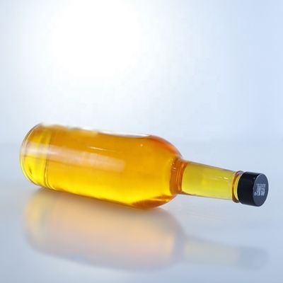 Une bouteille de verre de 1 litre, parfaite pour le col de vodka.