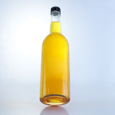 Une bouteille de verre de 1 litre, parfaite pour le col de vodka.
