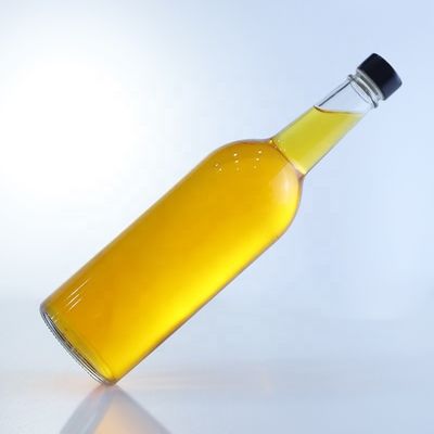 Une bouteille de verre de 1 litre, parfaite pour le col de vodka.