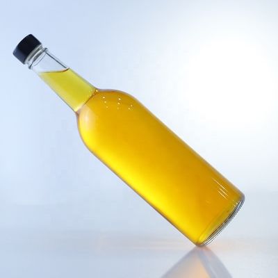Une bouteille de verre de 1 litre, parfaite pour le col de vodka.