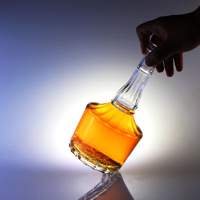 Bouteille en verre de 500 ml avec liège pour whisky vodka spiritueux gravé dans le design de cou long