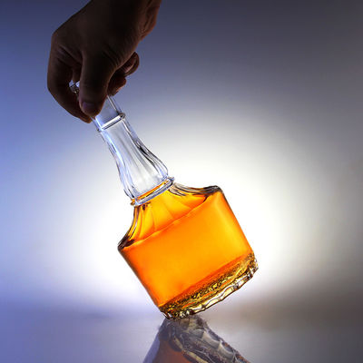 Bouteille en verre de 500 ml avec liège pour whisky vodka spiritueux gravé dans le design de cou long