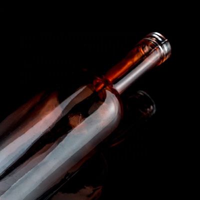 Couche rouge 750 ml bouteille en verre de tequila avec un design unique et le liège