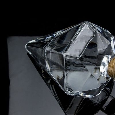 Graverie de logo personnalisé Transparent Design unique Forme Bouteille en verre Gin avec liège
