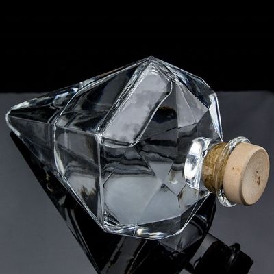 Graverie de logo personnalisé Transparent Design unique Forme Bouteille en verre Gin avec liège
