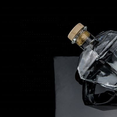 Graverie de logo personnalisé Transparent Design unique Forme Bouteille en verre Gin avec liège