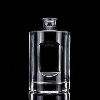 Bouteille en verre de vodka de 750 ml avec bouchon de liège et finition ronde transparente