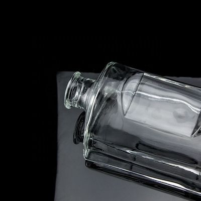 Bouteille en verre de vodka de 750 ml avec bouchon de liège et finition ronde transparente