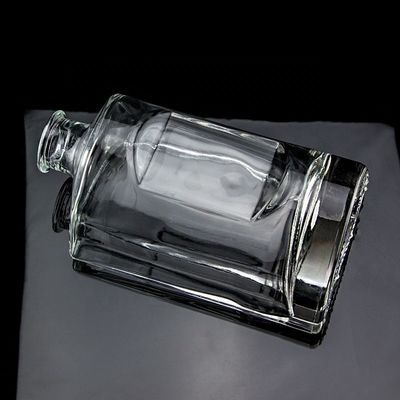 Bouteille en verre de vodka de 750 ml avec bouchon de liège et finition ronde transparente