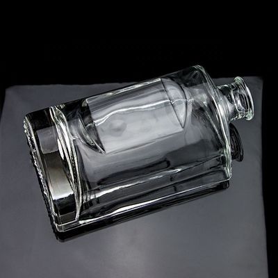 Bouteille en verre de vodka de 750 ml avec bouchon de liège et finition ronde transparente