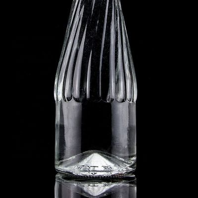Matériau du corps en verre 500 ml 700 ml Bouteille de vin de whisky avec un design unique au fond soulevé