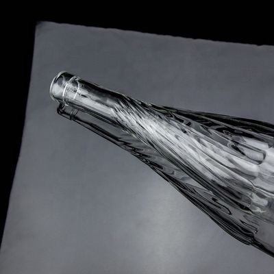 Matériau du corps en verre 500 ml 700 ml Bouteille de vin de whisky avec un design unique au fond soulevé