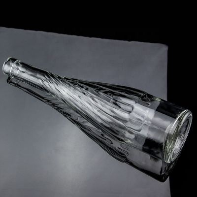 Matériau du corps en verre 500 ml 700 ml Bouteille de vin de whisky avec un design unique au fond soulevé