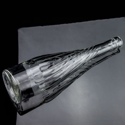 Matériau du corps en verre 500 ml 700 ml Bouteille de vin de whisky avec un design unique au fond soulevé