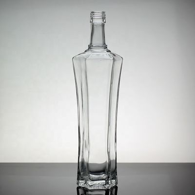 Bouteilles de vodka en verre de 500 ml personnalisées avec un bouchon à vis pour la manipulation de la surface de la vodka
