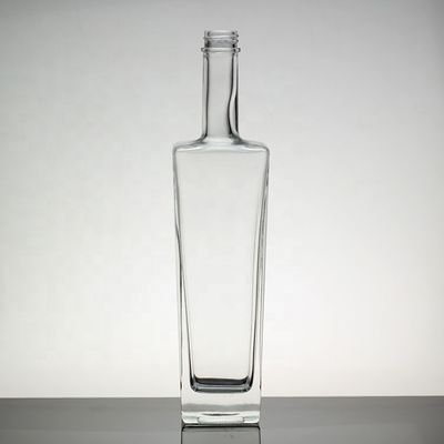 Bouteilles de vodka en verre de 500 ml personnalisées avec un bouchon à vis pour la manipulation de la surface de la vodka