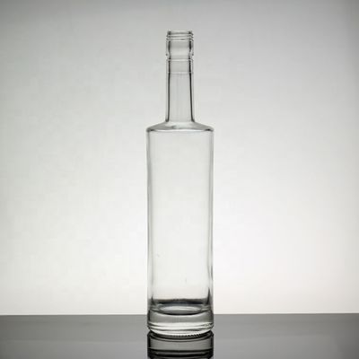 Bouteilles de vodka en verre de 500 ml personnalisées avec un bouchon à vis pour la manipulation de la surface de la vodka
