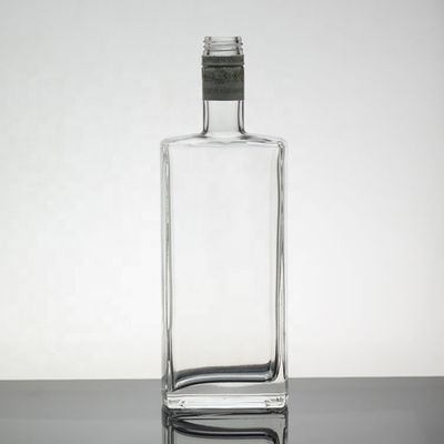 Bouteilles de vodka en verre de 500 ml personnalisées avec un bouchon à vis pour la manipulation de la surface de la vodka