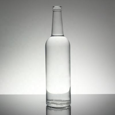 Bouteilles de vodka en verre de 500 ml personnalisées avec un bouchon à vis pour la manipulation de la surface de la vodka