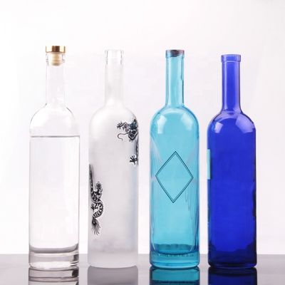 750 ml Bouteille de vodka en verre de forme ronde avec bouchon de liège et surface de manutention personnalisée
