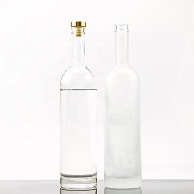 750 ml Bouteille de vodka en verre de forme ronde avec bouchon de liège et surface de manutention personnalisée