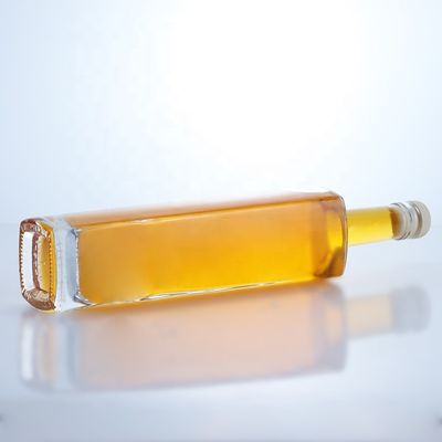 Bouteille en verre de liqueur en forme ronde de 700 ml avec logo personnalisé et finition en liège