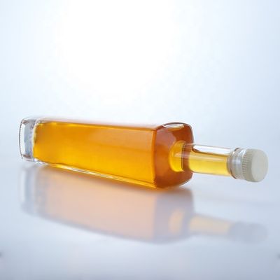 Bouteille en verre de liqueur en forme ronde de 700 ml avec logo personnalisé et finition en liège