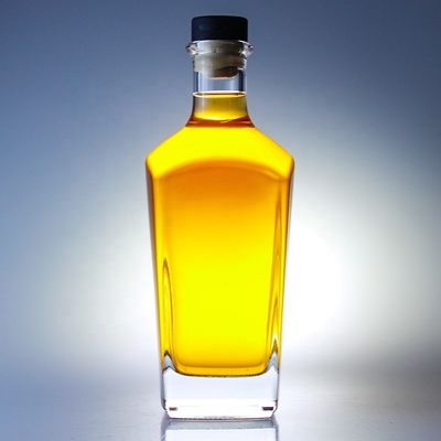 Bouteille de gin carrée de 700 ml avec finition en liège et fond épais en verre extra flint