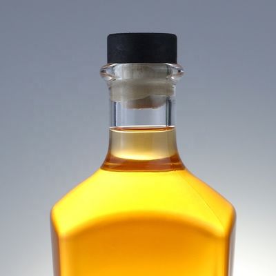 Bouteille de gin carrée de 700 ml avec finition en liège et fond épais en verre extra flint