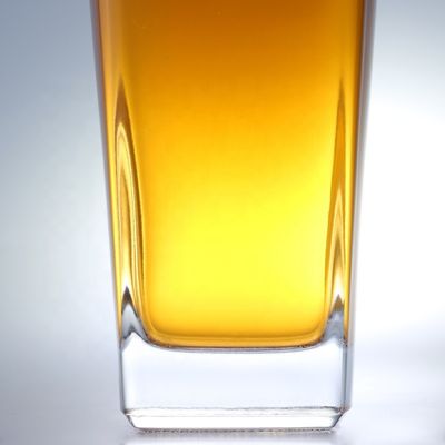 Bouteille de gin carrée de 700 ml avec finition en liège et fond épais en verre extra flint