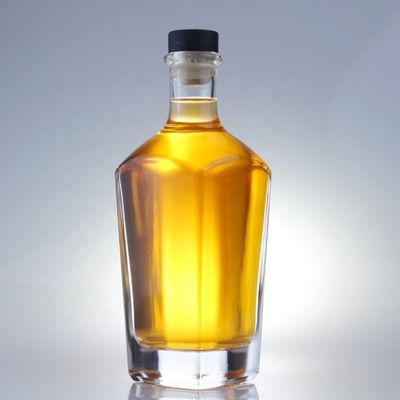 Bouteille de gin carrée de 700 ml avec finition en liège et fond épais en verre extra flint