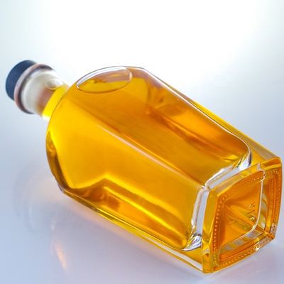 Bouteille de gin carrée de 700 ml avec finition en liège et fond épais en verre extra flint