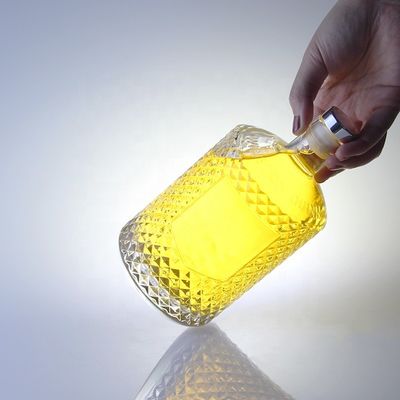 Bouteille de gin de 700 ml avec collier en verre et fermeture gravée