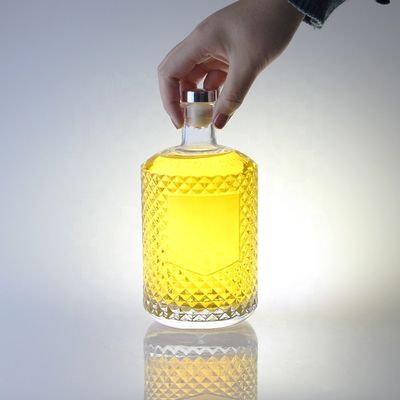 Bouteille de gin de 700 ml avec collier en verre et fermeture gravée