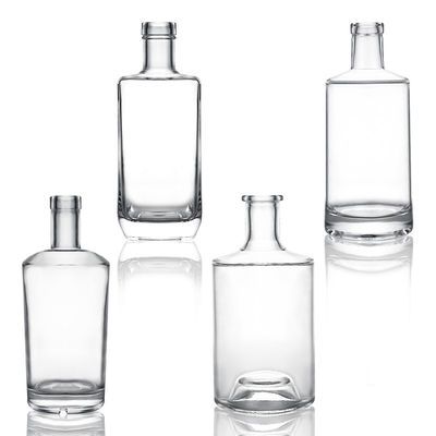 La surface de la bouteille de whisky en verre de 700 ml avec un logo personnalisé et un bouchon de bouchon