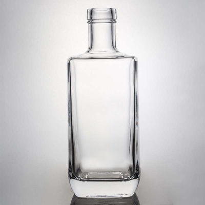 La surface de la bouteille de whisky en verre de 700 ml avec un logo personnalisé et un bouchon de bouchon