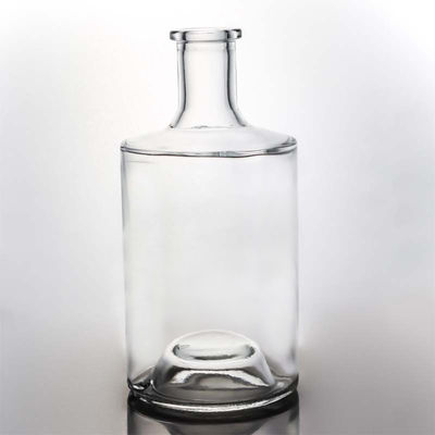 La surface de la bouteille de whisky en verre de 700 ml avec un logo personnalisé et un bouchon de bouchon