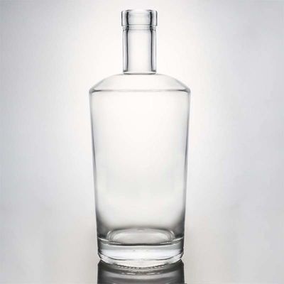 La surface de la bouteille de whisky en verre de 700 ml avec un logo personnalisé et un bouchon de bouchon