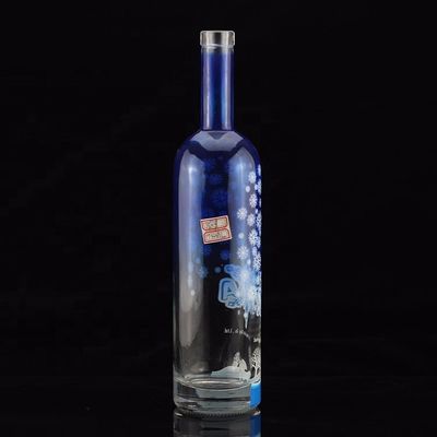750 ml bouteille de verre colorée avec collier en or et finition pour la vodka
