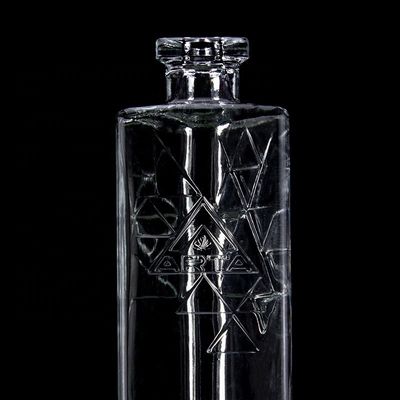750 ml Bouteille de verre triangulaire en pyramide avec imprimante de logo en liège