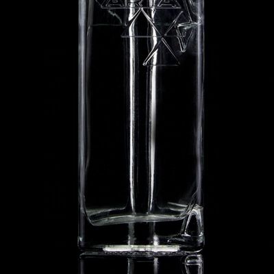 750 ml Bouteille de verre triangulaire en pyramide avec imprimante de logo en liège