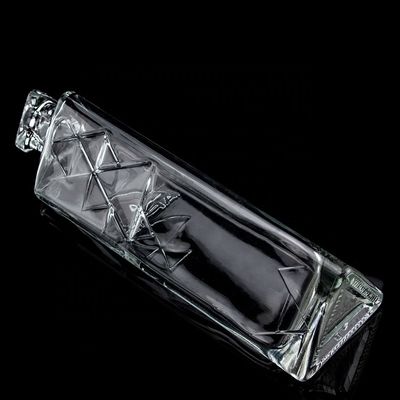 750 ml Bouteille de verre triangulaire en pyramide avec imprimante de logo en liège