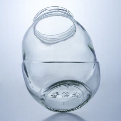 Un bocal de verre rond clair pour la manipulation de la surface décale dans une solution de production alimentaire